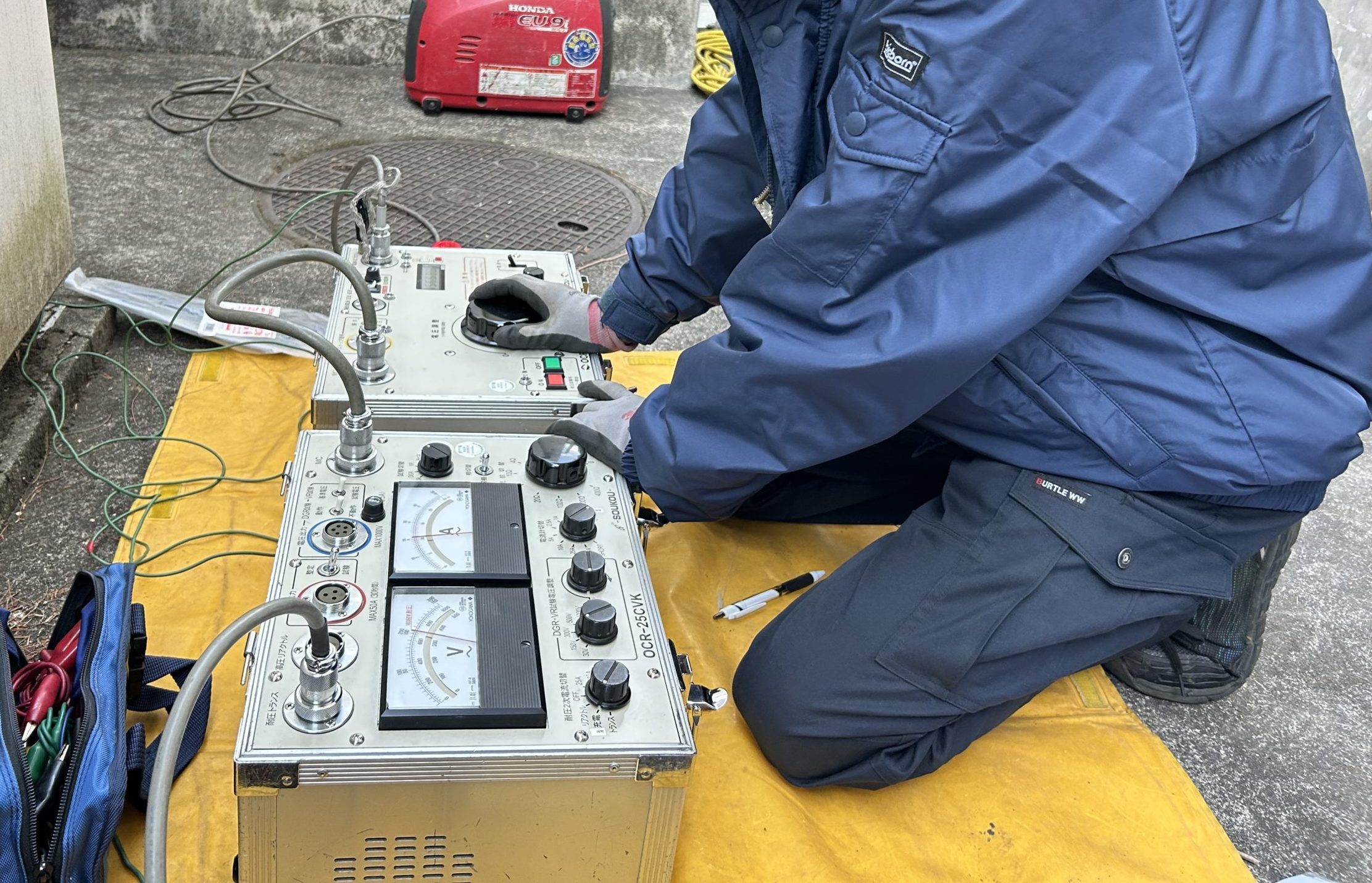 高圧機器に電圧を印加中