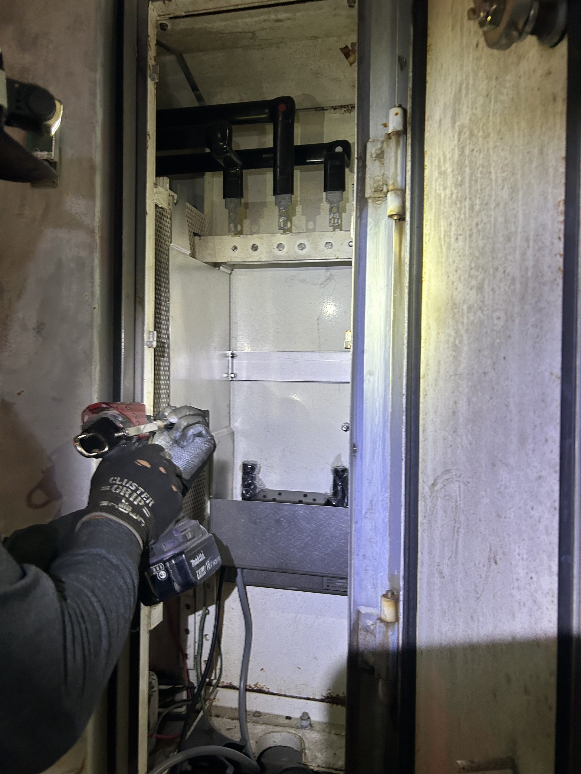 キャビネット整備作業