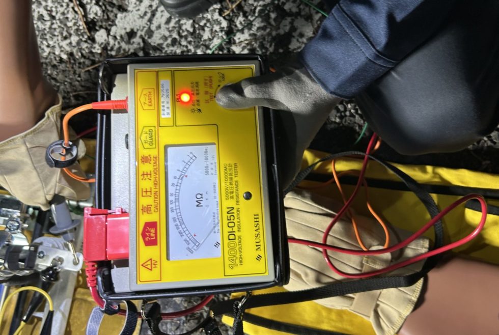 試験後のメガー測定風景