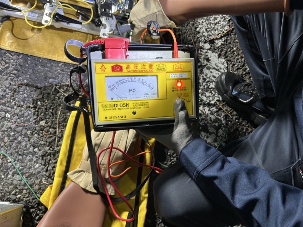 絶縁抵抗計による測定の様子